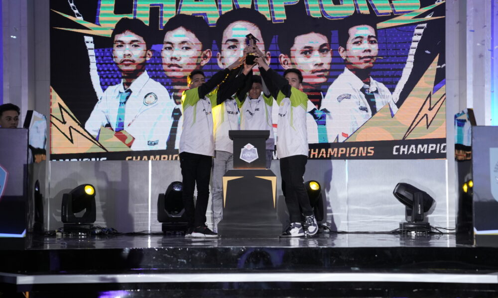 Tim SMAN 1 Kelapa Mengangkat Trophy GYC 2024 Free Fire