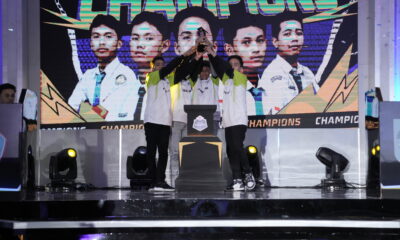 Tim SMAN 1 Kelapa Mengangkat Trophy GYC 2024 Free Fire