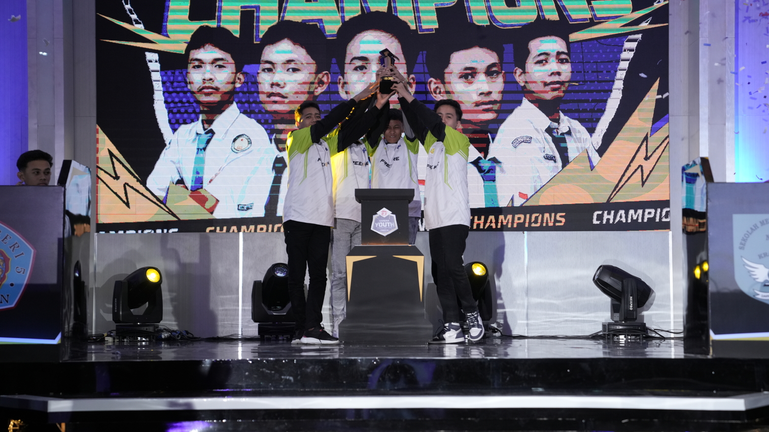 Tim SMAN 1 Kelapa Mengangkat Trophy GYC 2024 Free Fire